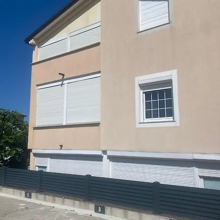 아파트 In With Balcony, Air Conditioning, Wi-fi 브르시