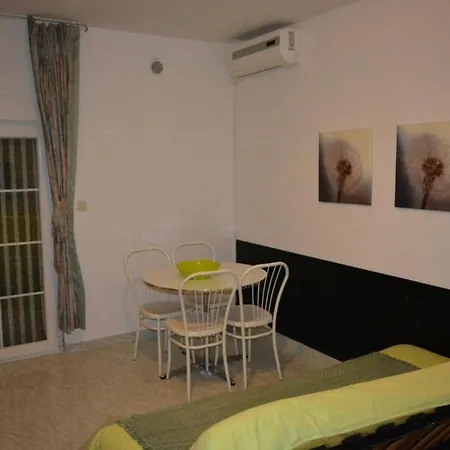In With Balcony, Air Conditioning, Wi-fi Vrsi